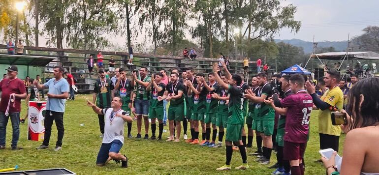 El Director Técnico Cristian Parra, agradece de rodilla, el triunfo que favoreció al equipo que dirigió del Club Talleres Atlético de Sapucái.