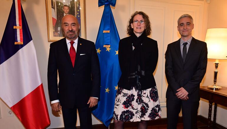 El embajador de Francia Pierre-Christian Soccoja, Emeline Javierre y Lionel Mazoyer.