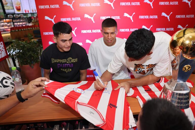 Los aficionados del fútbol pudieron llevarse remeras autografiadas de sus ídolos.