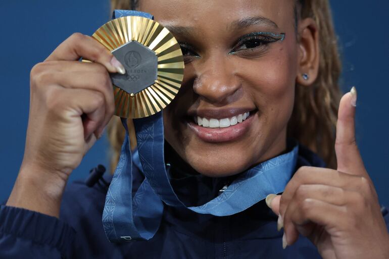 La gimnasta brasileña Rebeca Andrade posa con la medalla de oro de la final de suelo femenino de gimnasia artística de los Juegos Olímpicos de París 2024, en el pabellón Bercy Arena.