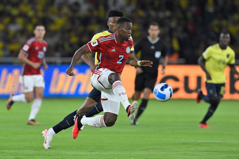 Carlos Cuesta, jugador de la selección de Colombia, domina e balón en un partido frente a Ecuador por las Eliminatorias Sudamericanas al Mundial 2026 en el estadio Rodrigo Paz Delgado, en Quito, Ecuador.