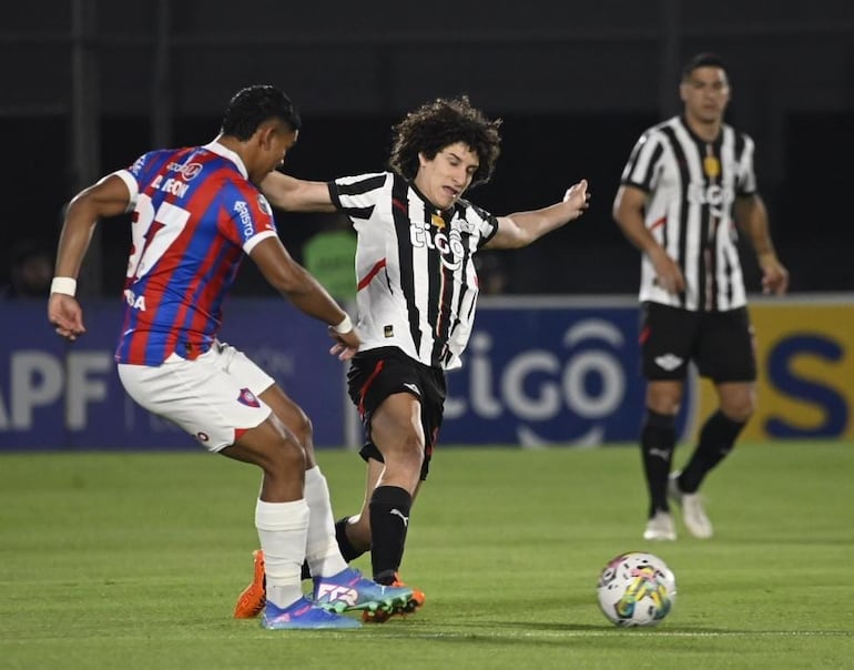 Diego León e Iván Franco pelean por el balón