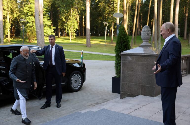 El presidente de Rusia, Vladimir Putin (d) recibe con los brazos abiertos al primer ministro de India, Narendra Modi (i).