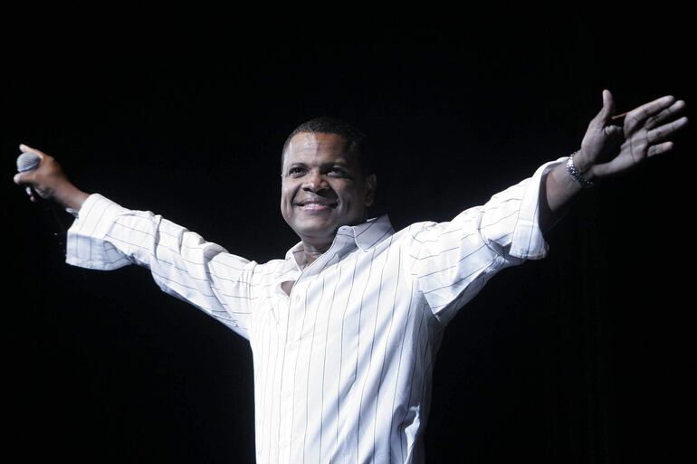 Fotografía de archivo del cantautor colombiano Omar Geles durante su actuación en el concierto "100% Colombiano", el 15 de julio de 2006, en el Madison Square Garden de Nueva York (EE.UU.). El compositor, cantante y acordeonista colombiano Omar Geles, que integró con Miguel Morales la agrupación de música vallenata Los Diablitos, falleció este martes a los 57 años de edad, informaron medios locales.