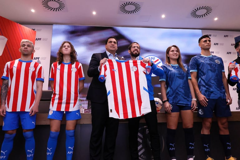 Robert Harrison (ter. de izq. a der.), presidente de la Asociación Paraguaya de Fútbol, en la presentación de la nueva camiseta de la selección paraguaya.