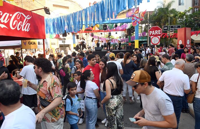 La Fiesta de San Juan del Barrio Mariscal fue para toda la familia y los amigos.