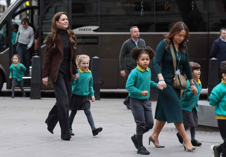 Kate Middleton, feliz tras bajar del bus escolar que la llevó con los niños a la National Portrait Gallery. (EFE/EPA/NEIL HALL)
