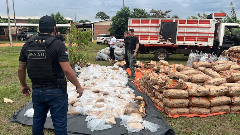 Agentes de la Senad extrajeron las bolsas de marihuana que iban escondidos en paquetes de carbón.