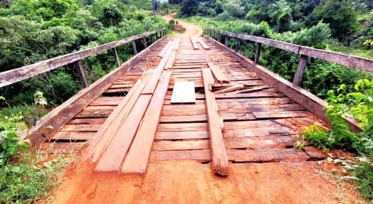 El puente de madera, que mide ocho metros, ha perdido su vida útil y podría ocasionar una tragedia en cualquier momento.