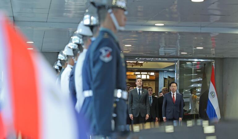 El Presidente de la República de Paraguay Santiago Peña y la comitiva fueron recibidos por Canciller taiwanés Joseph Wu en Taipéi Taiwán.