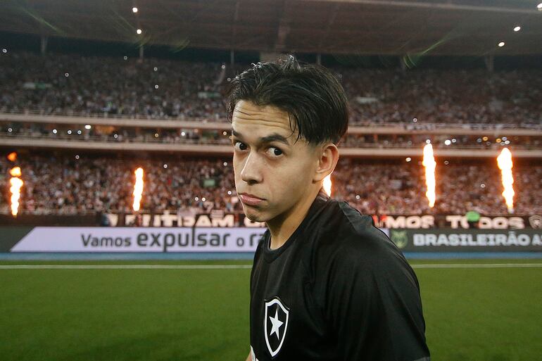 Matías Segovia con un gesto particular ante las cámaras, sean fotográficas o de TV, que ya se hizo famoso en Brasil. El juvenil paraguayo es sensación en el equipo de Botafogo. (Foto gentileza Vítor Silva/Botafogo).