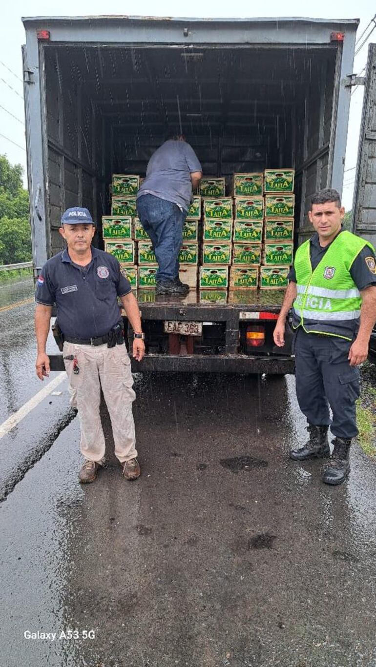 Las cajas confiscadas fueron cargadas en un camión del estado y enviadas a un depósito de la Aduana.