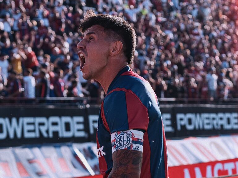 El paraguayo Adam Bareiro, jugador de San Lorenzo, festeja un gol en el partido ante Estudiantes de La Plata por la quinta ronda de la Copa de la Liga Profesional en el estadio Nuevo Gasómetro, en Buenos Aires, Argentina.