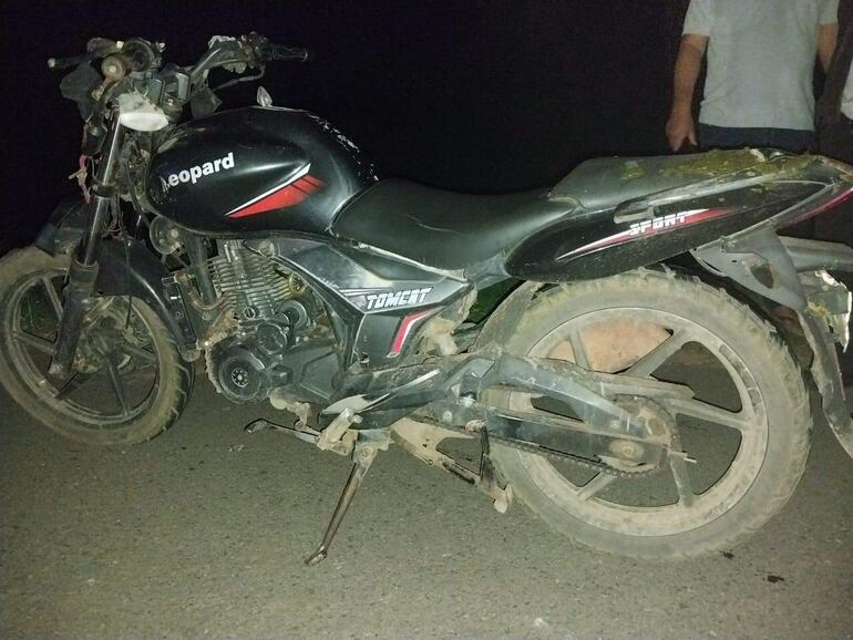 La motocicleta que conducía el hombre que embistió una vaquilla y posteriormente falleció por politraumatismo de cráneo grave.