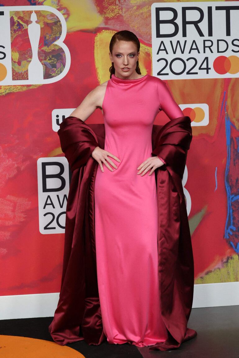 Jess Glynne llegó muy elegante a la noche de gala de los BRIT Awards 2024 en Londres. (CARLOS JASSO / AFP) 