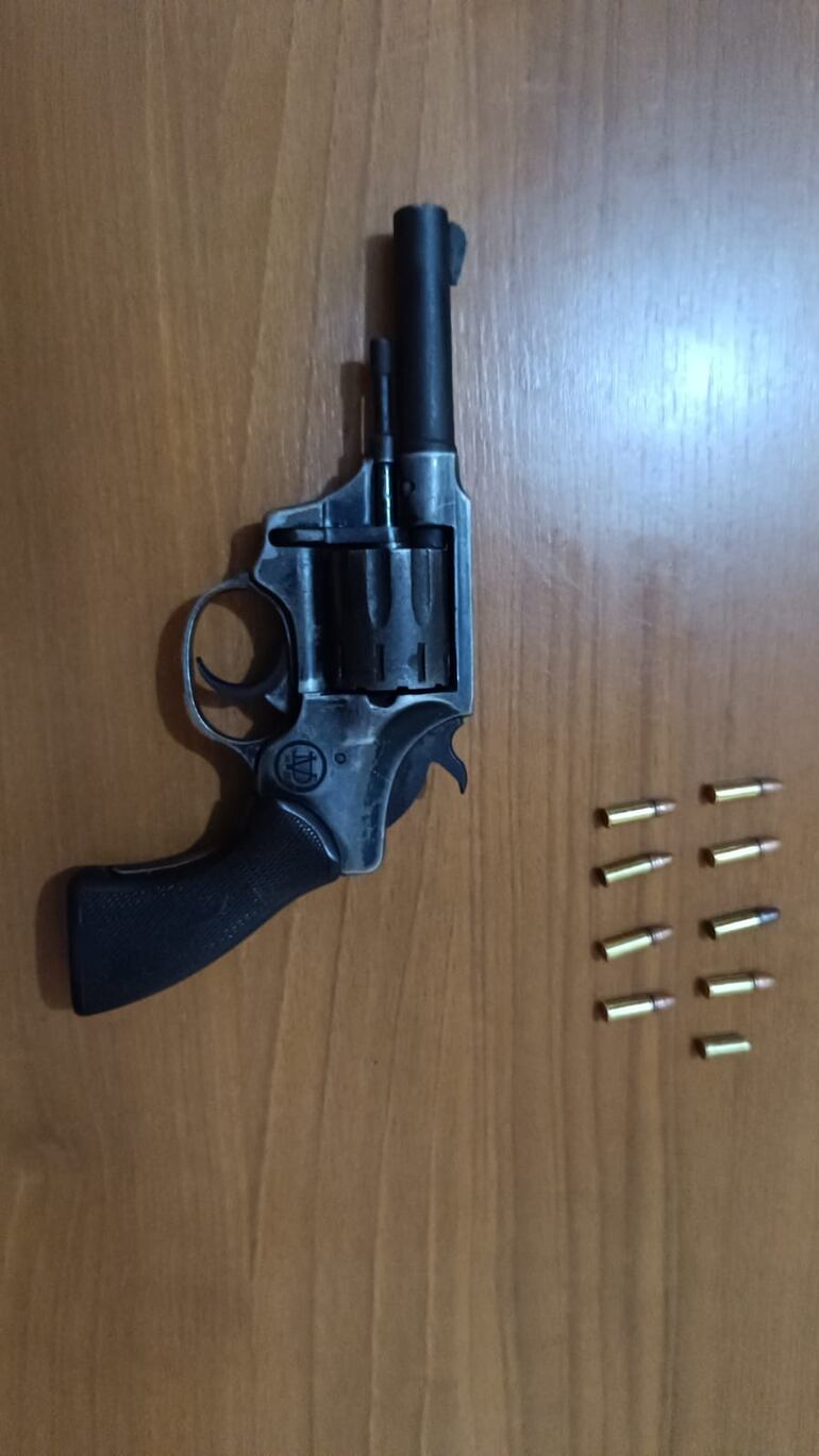 Revolver calibre 22 con sus cartuchos que fue incautado durante la operación, sería la misma arma con la que hirieron al personal de Investigaciones. 