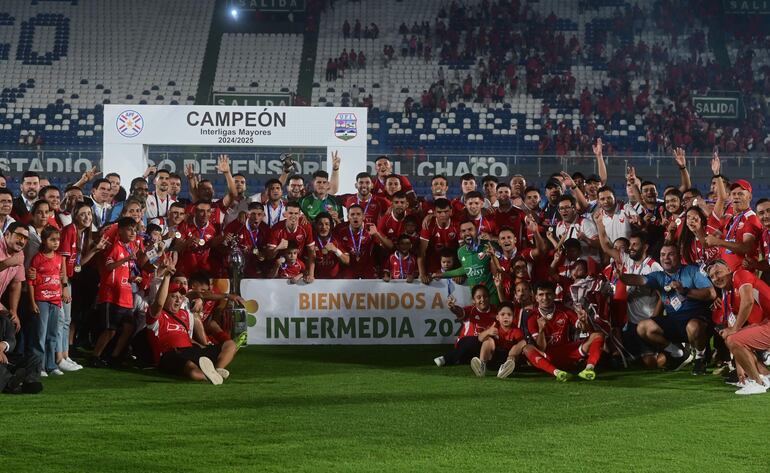 El equipo dirigido por Luis Fernando Escobar festeja el título de campeón y el cupo a la Intermedia 2026.