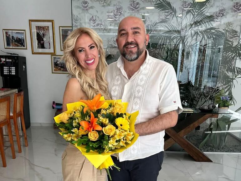 Carolina González y Orlando Arévalo en uno de los quinchos de su lujosa mansión. En las paredes cuelga un retrato del presidente Santiago Peña y su esposa Leticia Ocampos.