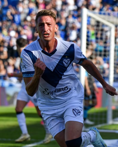 Braian Romero festeja su gol para Vélez, en la victoria agónica sobre Racing Club.