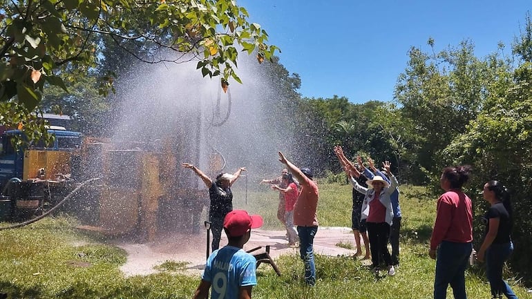 Pobladores de la compañía Yeré se emocionan al ver salir agua durante la perforación del pozo artesiano.