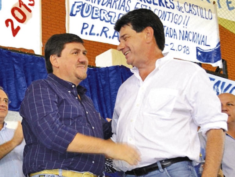 (Foto: Agosto de 2012). En carpas liberales, Efraín Alegre (d) y Blas Llano se encontraron por última vez en la campaña presidencial del primero en 2013. Tras el 31M (quema del Congreso y asesinato en el PLRA) de 2017,  Alegre se abrazó con Mario Abdo, con Fernando Lugo, con los punteros llanistas Blas Lanzoni y Carlos Mateo Balmelli, pero nunca más con Llano, ahora titular del Congreso.