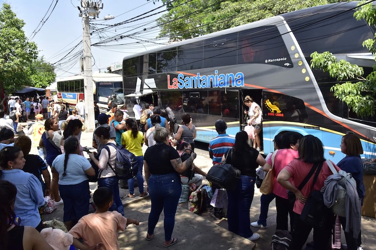 Buses de corta, media y larga distancia seguirán dependiendo de Dinatrán. 