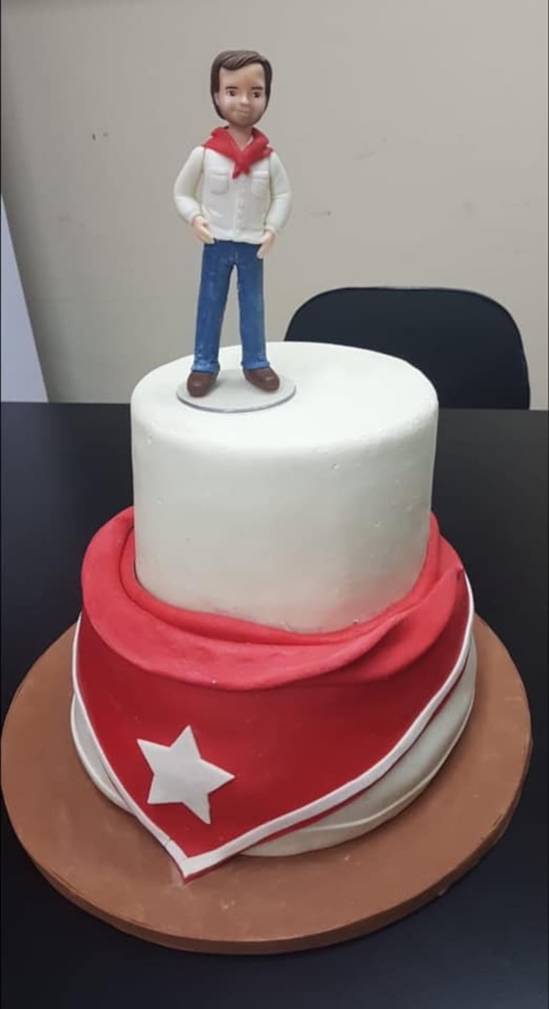 La figura de Anuar Gossen convertida en un pequeño muñeco colorado de una torta de cumpleaños.