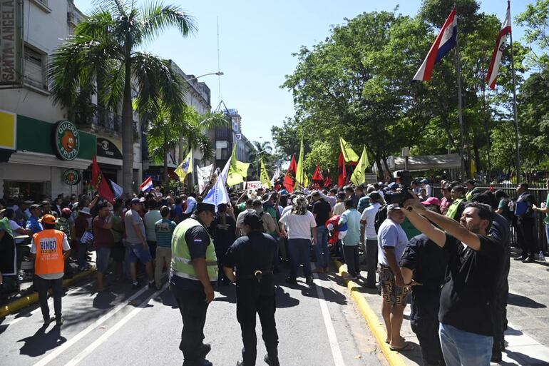 Asunción protesta superintendencia jubilaciones Panteón Héroes