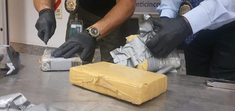 Detienen a un hombre en el aeropuerto por hallarse cocaína en su maleta.