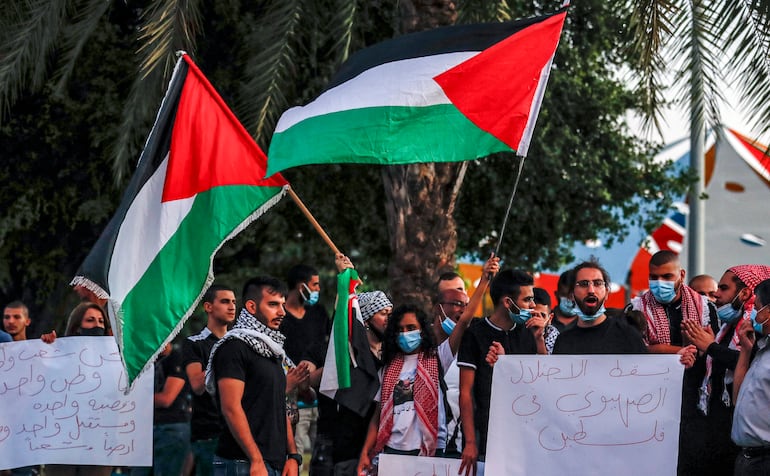 Manifestantes con banderas palestinas protestan contra los planes de anexión, en el pueblo de Arara, en el norte de Israel.