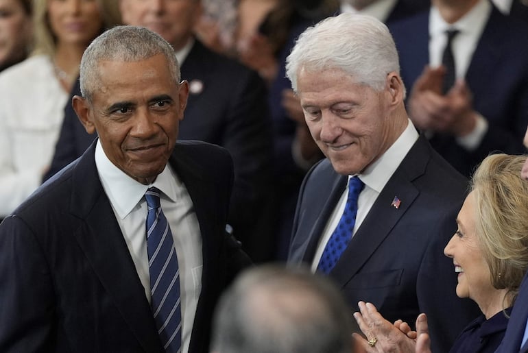 El expresidente Barack Obama, el expresidente Bill Clinton y la exsecretaria de Estado Hillary Clinton llegan al Capitolio de Estados Unidos para la investidura del presidente electo Donald Trump en Washington, DC, EE.UU., el 20 de enero de 2025. Trump prestará juramento para un segundo mandato como presidente de Estados Unidos el 20 de enero.