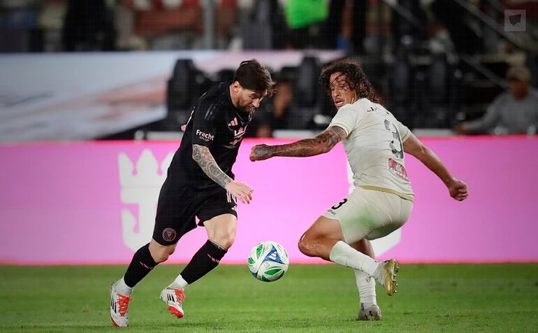 Messi disputa el balón con el paraguayo Williams Riveros, durante el partido amistoso disputado en Lima.