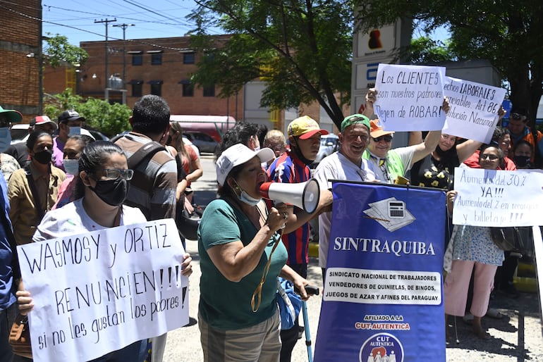 Quinieleros, representados por el  Sindicato Nacional de Trabajadores Vendedores de Quiniela, de Bingos, Juegos de Azar y Afines del Paraguay (Sintraquiba) realizaron varias manifestaciones en contra de TDP SA en pandemia. Los trabajadores lamentaron la reducción de su comisión y reclaman mejor situación laboral.