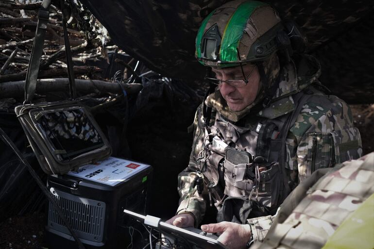 Un soldado ucraniano opera un dron cerca de la ciudad de Bajmut.