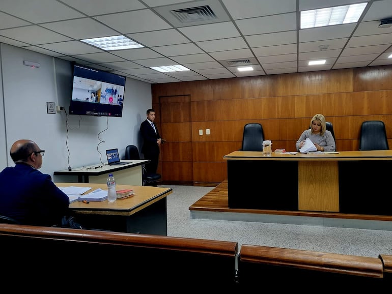 La audiencia preliminar del pastor José Insfrán Galeano está a cargo de la jueza penal especializada en Crimen Organizado Rosarito Montanía. A la izq. el defensor Nelson López Ruiz.