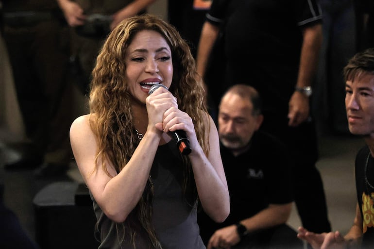 La cantante colombiana Shakira canta a sus seguidores frente al Hotel Mandarín, donde se alojaba tras la cancelación de sus dos conciertos en Chile.