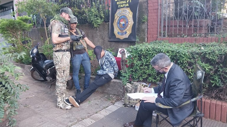 Detienen a presunto vendedor de drogas frente a universidad privada en Encarnación.