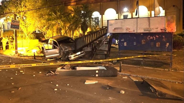 En su desenfrenada carrera, la camioneta embistió una moto, una columna de cemento de la Ande y terminó incrustrada en una parada de ómnibus, cuyas instalaciones quedaron completamente destruidas.