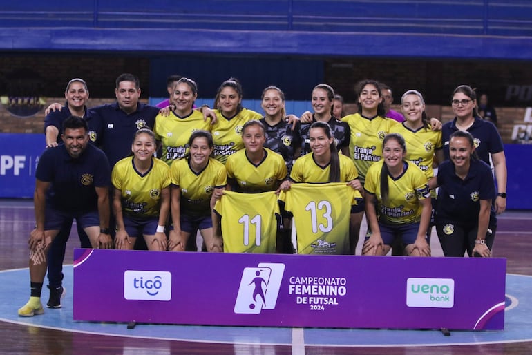 Las jugadoras del Sport Colonial en la foto previa al partido frente a Cerro Porteño por la revancha de la final del Campeonato Femenino de Futsal FIFA 2024 en el estadio Luis Óscar Giagni, en Asunción.