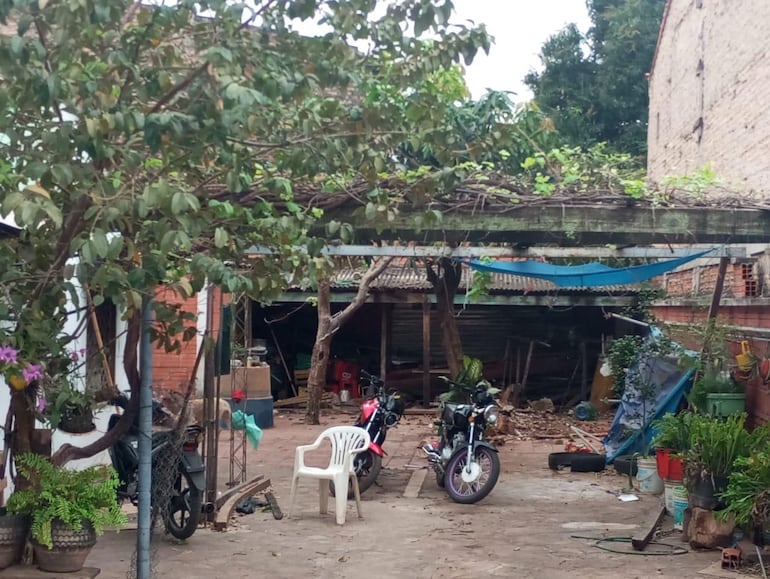 Allanamiento en San Lorenzo. Vecinos denunciaron la presencia de al menos siete motos robadas. Tres se observan desde el exterior.