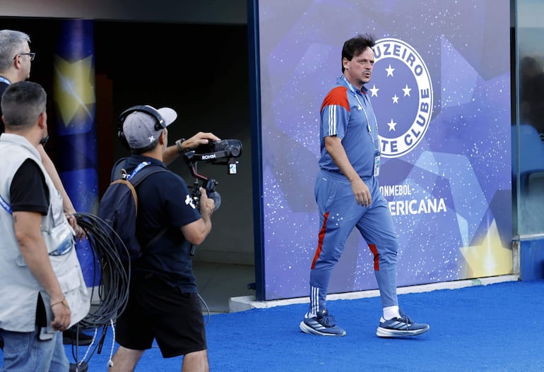 El entrenador de Cruzeiro, Fernando Diniz, hace reconocimiento del campo del Estadio La Nueva Olla, previo a la final de la Copa Sudamericana contra Racing, este viernes en Asunción (Paraguay). Racing de Argentina y Cruzeiro de Brasil buscarán este sábado en Asunción su primera Copa Sudamericana.