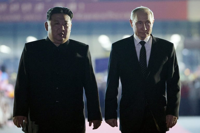 El líder norcoreano Kim Jong-un (a la izquierda) y el presidente ruso Vladimir Putin durante una reunión en Piongyang, el pasado 19 de junio.
