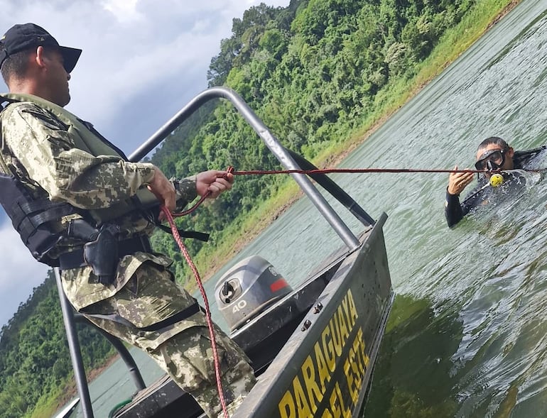 Militares de la Armada Paraguaya trabajan en el río Paraná en el operativo de búsqueda.