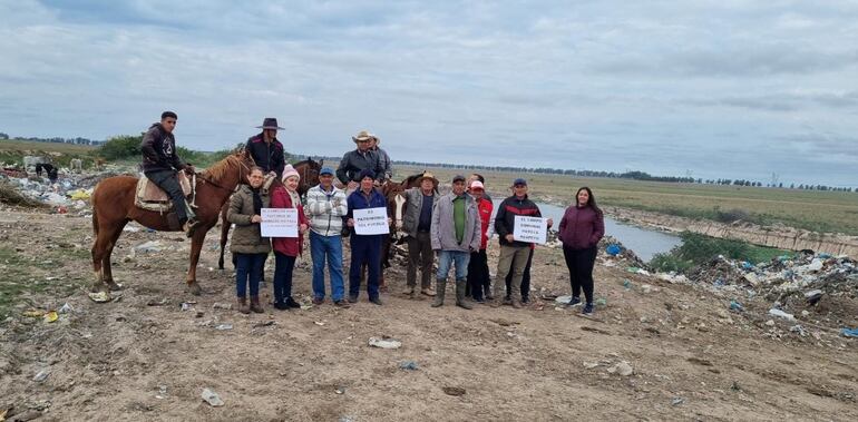 El grupo de pobladores de la ciudad de Villa Florida, Misiones, quienes busca una solución al problema del campo comunal.