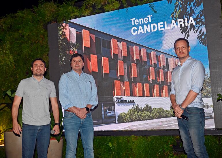 Juan Gustale, vicepresidente de ueno; Manuel Ochipinti, presidente del BNF, y el arquitecto Aldo Cristaldo, de Bauen, que desarrolla la marca inmobiliaria TeneT.