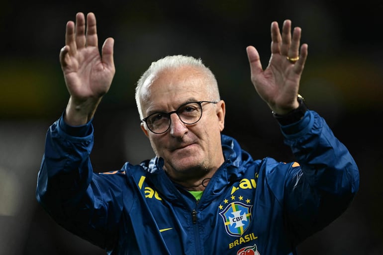 Dorival Júnior, entrenador de la selección de Brasil, en el partido frente a Ecuador por la séptima fecha de las Eliminatorias Sudamericanas al Mundial 2026 en el estadio Couto Pereira, en Curitiba, Brasil.