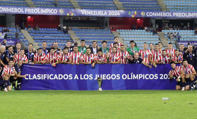 Los jugadores de Paraguay celebran la clasificación a Los Juegos Olímpicos París 2024 y la consagración de campeón del Preolímpico 2024 en el estadio Nacional Brígido Iriarte, en Caracas, Venezuela.
