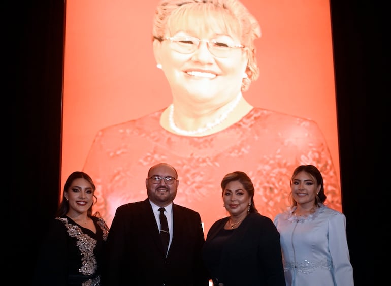 Hernando Quiñónez Sarabia junto a su esposa Elvira Peralta y sus hijas, en el lanzamiento de su libro “Por el amor de una madre”.