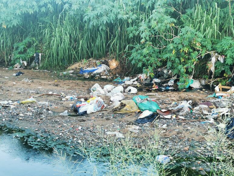 Así se encuentra este sábado el arroyo Ferreira, a la altura del puente Pesoa. El Mades notificó a la Municipalidad de Asunción para exigir la limpieza.