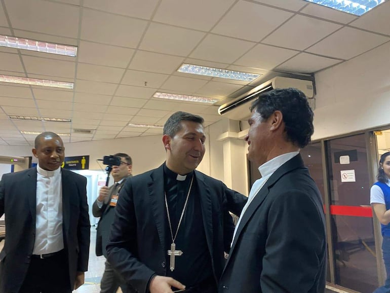 El saludo entre el nuncio apostólico Vincenzo Turturro y monseñor Amancio Benítez a la llegada del representante del papa Francisco el aeropuerto internacional Silvio Pettirossi.